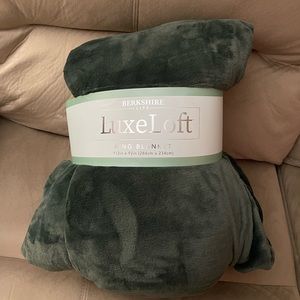 Berkshire Life LuxeLoft King Blanket, Green, NWT